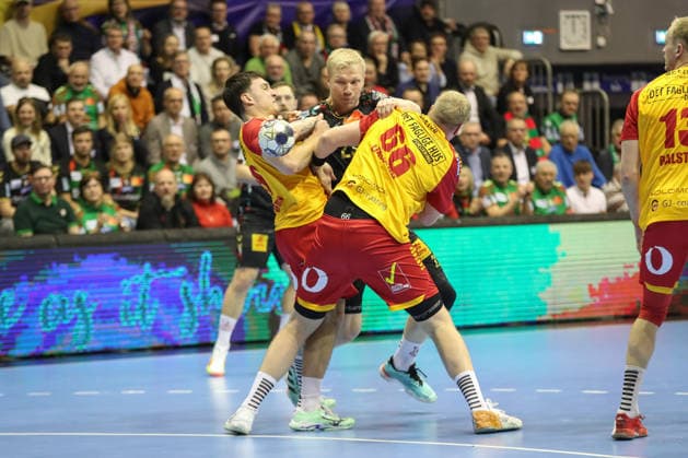 18.02.2026, xgox, Handball, EHF Champions League, SC Magdeburg - GOG Handbold v.l. Frederik Emil Pedersen (GOG, 10), Magnus Saugstrup (Magdeburg, 23), Anton Lindskog (GOG, 66) Zweikampf, Duell, Kampf, tackle Magdeburg