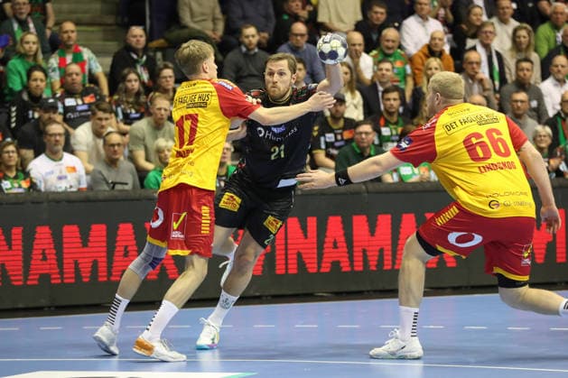 18.02.2026, xgox, Handball, EHF Champions League, SC Magdeburg - GOG Handbold v.l. William Enoch Dalby (GOG, 17), Albin Lagergren (Magdeburg, 21) Zweikampf, Duell, Kampf, tackle Magdeburg