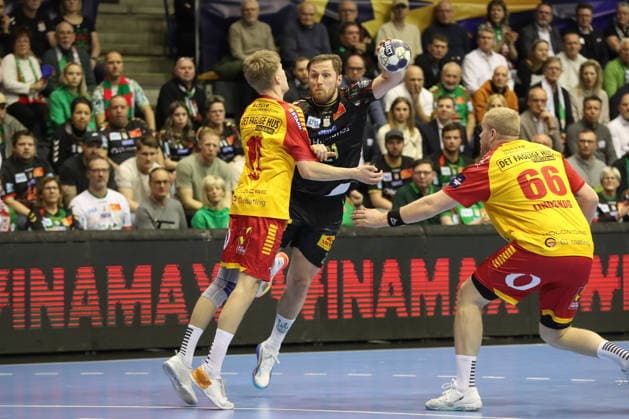 18.02.2026, xgox, Handball, EHF Champions League, SC Magdeburg - GOG Handbold v.l. William Enoch Dalby (GOG, 17), Albin Lagergren (Magdeburg, 21) Zweikampf, Duell, Kampf, tackle Magdeburg