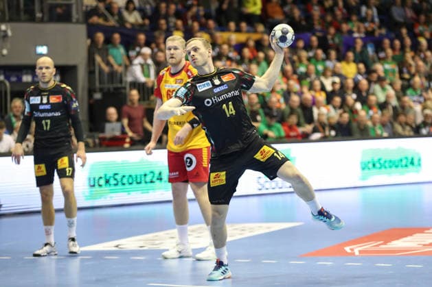 18.02.2026, xgox, Handball, EHF Champions League, SC Magdeburg - GOG Handbold v.l. Omar Ingi Magnusson (Magdeburg, 14) wirft Tor, Torschuetze, erzielt Tor, Treffer, scores the goal Siebenmeter Magdeburg