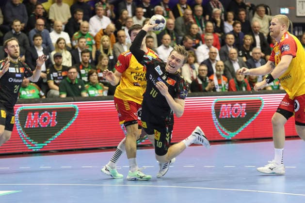 18.02.2026, xgox, Handball, EHF Champions League, SC Magdeburg - GOG Handbold v.l. Gisli Thorgeir Kristjansson (Magdeburg, 10) wirft Tor, Torschuetze, erzielt Tor, Treffer, scores the goal Magdeburg