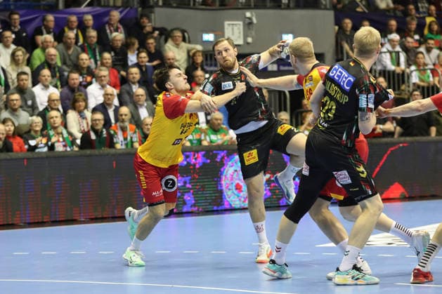 18.02.2026, xgox, Handball, EHF Champions League, SC Magdeburg - GOG Handbold v.l. Frederik Emil Pedersen (GOG, 10), Albin Lagergren (Magdeburg, 21), Anton Lindskog (GOG, 66) wirft Tor, Torschuetze, erzielt Tor, Treffer, scores the goal Magdeburg