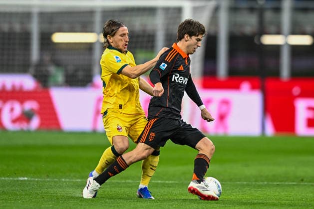 2026-02-18 AC Milan v Como 1907 - Serie A MILAN, ITALY - FEBRUARY 18: Maximo Perrone of Como 1907, Luka Modric of AC Milan during the Serie A match between AC Milan and Como 1907 at Giuseppe Meazza Stadium on February 18, 2026 in Milan, Italy. (Photo by Alberto Gandolfo BSR Agency) Milan Italy Content not available for redistribution in The Netherlands directly or indirectly through any third parties. Copyright: xBSRxAgencyx