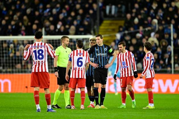 Club Brugge v Atletico de Madrid - UEFA Champions League BRUGGE, BELGIUM - FEBRUARY 18 : Vanaken Hans midfielder of Club Brugge talking to the referee during the UEFA Champions League 2025 26 knockout phase play-off match first leg between Club Brugge and Atletico de Madrid on February 18, 2026 in Brugge, Belgium, 18 02 2026 Brugge Belgium  Copyright: xJanxDexMeuleneirx