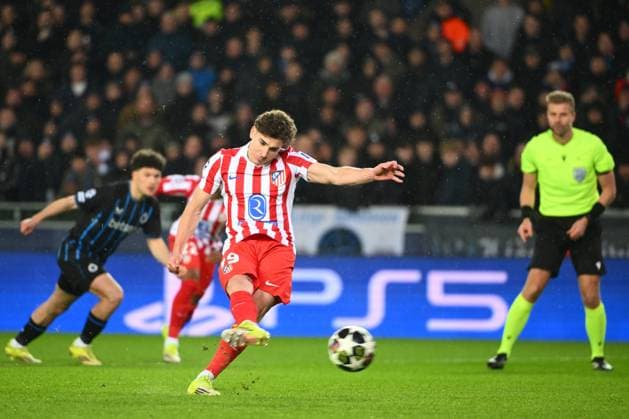 Club Brugge v Atletico de Madrid - UEFA Champions League BRUGGE, BELGIUM - FEBRUARY 18 : Alvarez Julian forward of Atletico de Madrid scoring a penalty shot during the UEFA Champions League 2025 26 knockout phase play-off match first leg between Club Brugge and Atletico de Madrid on February 18, 2026 in Brugge, Belgium, 18 02 2026 Brugge Belgium  Copyright: xVincentxKalutx