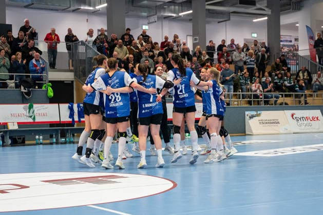 HSG Blomberg-Lippe (GER) vs. Frisch Auf Goeppingen (GER), Handball, 1. Handball Bundesliga Frauen, 18. Spieltag, 18.2.2026, Saision 2025 2026, Blomberg Die Spielerinnen der HSG Blomberg-Lippe (GER) jubeln nach dem Sieg gegen Frisch Auf Goeppingen (GER) Blomberg Sporthalle an der Ulmenallee Deutschland