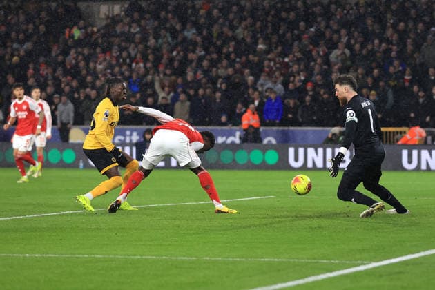 Football - Premier League - Wolverhampton Wanderers v Arsenal 18th February 2026 - Premier League - Wolverhampton Wanderers v Arsenal - Bukayo Saka of Arsenal scores the opening goal - Photo: Simon Stacpoole Offside. Wolverhampton UK Copyright: xSimonxStacpoolexOffside