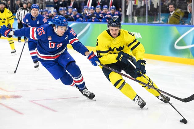 MILANO, ITALIEN 20260218 Sveriges Philip Broberg och USA:s Charlie McAvoy under herrarnas kvartsfinal i ishockey mellan Sverige och USA i Santagiulia Arena under OS i Milano. *** Bilden ingar i SPORTPAKET. För övriga BETALBILD *** MILANO ITALIEN x10070x *** MILANO, ITALY 20260218 Swedens Philip Broberg and USAs Charlie McAvoy during the mens ice hockey quarterfinal between Sweden and USA in Santagiulia Arena during the Milan Olympics Picture in SPORT PACKAGE For others PAY PICTURE MILANO ITALY x10070x  Copyright: xJessicaxGow TTx OS 2026 ISHOCKEY USA-SVERIGE KVARTSFINAL