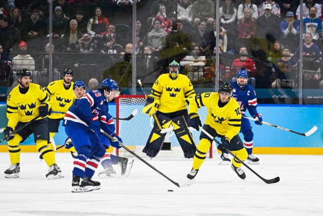 MILANO, ITALIEN 20260218 USA:s Quinn Hughes och Sveriges Alexander Wennberg under herrarnas kvartsfinal i ishockey mellan Sverige och USA i Santagiulia Arena under OS i Milano. *** Bilden ingar i SPORTPAKET. För övriga BETALBILD *** MILANO ITALIEN x10070x *** MILANO, ITALY 20260218 USAs Quinn Hughes and Swedens Alexander Wennberg during the mens ice hockey quarterfinal between Sweden and the USA at the Santagiulia Arena during the Milan Olympics Picture in SPORT PACKAGE For others PAY PICTURE MILANO ITALY x10070x  Copyright: xJessicaxGow TTx OS 2026 ISHOCKEY USA-SVERIGE KVARTSFINAL