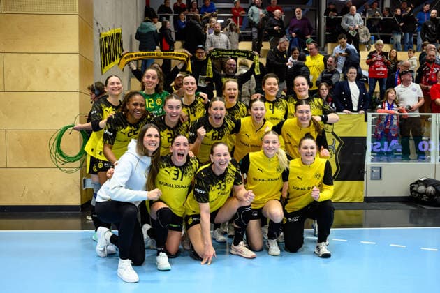 Jubel der BVB Frauen: Teodora Roncevic (Borussia Dortmund, 01), Lena Hausherr (Borussia Dortmund, 03), Alina Grijseels (Borussia Dortmund, 04), Lois Abbingh (Borussia Dortmund, 05), Melinda Szikora (Borussia Dortmund, 07), Maraike Kusian (Borussia Dortmund, 08), Lisa Antl (Borussia Dortmund, 09), Sarah Wachter (Borussia Dortmund, 12), Alieke van Maurik (Borussia Dortmund, 14), Alicia Langer (Borussia Dortmund, 17), Lara Sophie Mueller (Borussia Dortmund, 20), Kaja Kamp Nielsen (Borussia Dortmund, 21), Deborah Lassource (Borussia Dortmund, 22), Guro Berland Husebo (Borussia Dortmund, 24), Emma Olsson (Borussia Dortmund, 29), Kelly Vollebregt (Borussia Dortmund, 31), Guro Nestaker (Borussia Dortmund, 33), Lara Egeling (Borussia Dortmund, 44), Dana Bleckmann (Borussia Dortmund, 66), Felina Menne (Borussia Dortmund, 76), Tabea Frank (Borussia Dortmund, 77), Mara Lehmann (Borussia Dortmund, 78) GER, Thueringer HC gegen Borussia Dortmund, Handball, Alsco Handball Bundesliga Frauen, 18. Spieltag, Saison 2025 2026, 18.02.2026 GER, Thueringer HC gegen Borussia Dortmund , Handball, Alsco Handball Bundesliga Frauen, 18. Spieltag, Saison 2025 2026, 18.02.2026 Bad Langensalza Copyright: xEibner-Pressefoto MartinxHerbstx EP_MHT