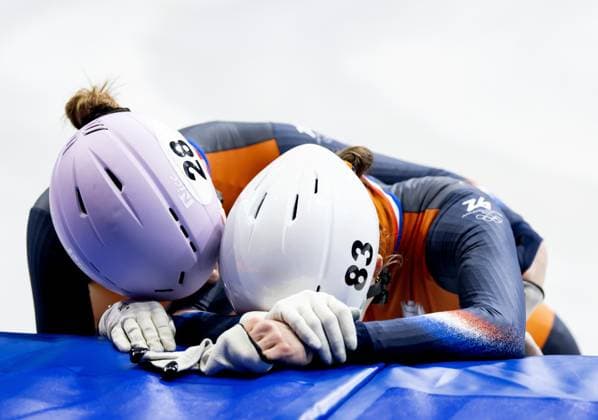 MILAN - ZoÃ« Deltrap and Selma Poutsma during the 3000-meter relay final in the short track Speed skating, Eisschnelllauf event at the Milan Ice Skating Area at the Milan Winter Olympics. SEM VAN DER WAL ANP xVIxANPxSportx xxANPxIVx 551119826 originalFilename: 551119826.jpg