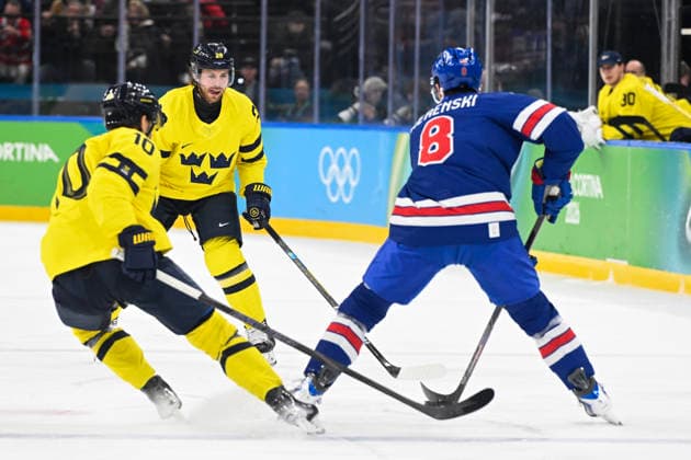 MILANO, ITALIEN 20260218 USA:s Zach Werenski mot Sveriges Alexander Wennberg och Elias Lindholm under herrarnas kvartsfinal i ishockey mellan USA och Sverige i Santagiulia Arena under OS i Milano. *** Bilden ingar i SPORTPAKET. För övriga BETALBILD *** MILANO ITALIEN x10070x *** MILANO, ITALY 20260218 USAs Zach Werenski against Swedens Alexander Wennberg and Elias Lindholm during the mens ice hockey quarterfinal between USA and Sweden in Santagiulia Arena during the Milan Olympics Picture in SPORT PACKAGE For others PAY PICTURE MILANO ITALY x10070x  Copyright: xJessicaxGow TTx OS 2026 ISHOCKEY USA-SVERIGE KVARTSFINAL