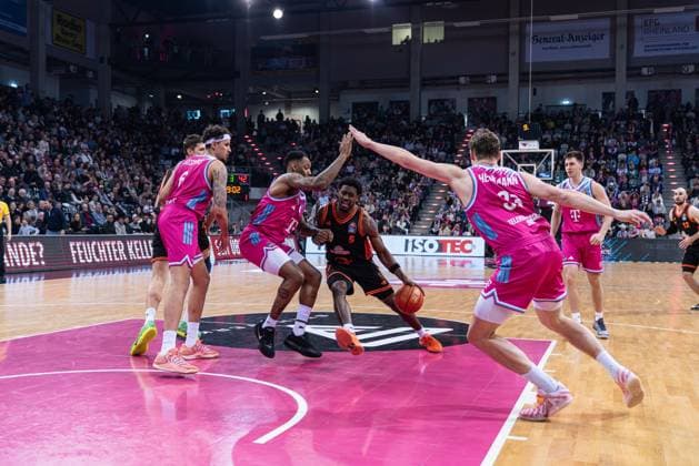 Spielaktion mit Michael Kessens (6; Telekom Baskets Bonn), Grayson Murphy (7; Telekom Baskets Bonn), TJ Bamba (5; Rasta Vechta) und Tommy Kuhse (12; Rasta Vechta) im Spiel zwischen Telekom Baskets Bonn und RASTA Vechta am 21. Spieltag der EasyCredit BBL in Bonn. Spielaktion mit TJ Bamba (5; Rasta Vechta)
