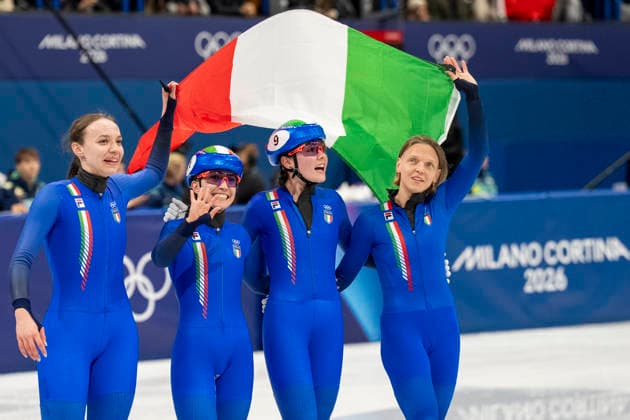 Short Track Speed skating, Eisschnelllauf - Milano Cortina 2026 Winter Olympics: Day 12 Team Italy celebrate with an Italian flag after competing for silver in the short track speed skating women s 3000m relay final during the Milano Cortina 2026 Winter Olympic Games, Olympische Spiele, Olympia, OS at Milano Ice Skating Arena in Milan on February 18, 2026 Milano Italy  Copyright: xAndrzejxIwanczukx originalFilename:iwanczuk-shorttra260218_npdRL.jpg