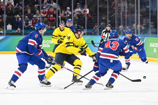 MILANO, ITALIEN 20260218 Sveriges Joel Eriksson Ek mot USA:s Zach Werenski och Quinn Hughes under herrarnas kvartsfinal i ishockey mellan USA och Sverige i Santagiulia Arena under OS i Milano. *** Bilden ingar i SPORTPAKET. För övriga BETALBILD *** MILANO ITALIEN x10070x *** MILANO, ITALY 20260218 Swedens Joel Eriksson Ek against USAs Zach Werenski and Quinn Hughes during the mens ice hockey quarterfinal between USA and Sweden in Santagiulia Arena during the Milan Olympics Picture in SPORT PACKAGE For others PAY PICTURE MILANO ITALY x10070x  Copyright: xJessicaxGow TTx OS 2026 ISHOCKEY USA-SVERIGE KVARTSFINAL