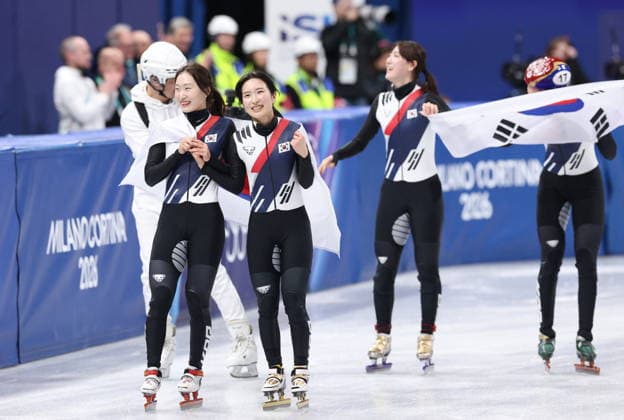 Winter Olympics - Podium Of Short Track Speed skating, Eisschnelllauf Women s 3000m Relay Athletes of Team South Korea celebrate after winning gold in the Short Track Speed Skating Women s 3000m Relay on day twelve of the Milano Cortina 2026 Winter Olympic Games, Olympische Spiele, Olympia, OS at Milano Ice Skating Arena on February 18, 2026 in Milan, Italy. Photo by Alexis Jumeau ABACAPRESS.COM Milan Italy  Copyright: xJumeauxAlexis ABACAx