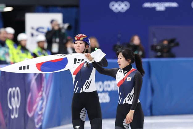 Winter Olympics - Podium Of Short Track Speed skating, Eisschnelllauf Women s 3000m Relay Athletes of Team South Korea celebrate after winning gold in the Short Track Speed Skating Women s 3000m Relay on day twelve of the Milano Cortina 2026 Winter Olympic Games, Olympische Spiele, Olympia, OS at Milano Ice Skating Arena on February 18, 2026 in Milan, Italy. Photo by Alexis Jumeau ABACAPRESS.COM Milan Italy  Copyright: xJumeauxAlexis ABACAx