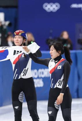 Winter Olympics - Podium Of Short Track Speed skating, Eisschnelllauf Women s 3000m Relay Athletes of Team South Korea celebrate after winning gold in the Short Track Speed Skating Women s 3000m Relay on day twelve of the Milano Cortina 2026 Winter Olympic Games, Olympische Spiele, Olympia, OS at Milano Ice Skating Arena on February 18, 2026 in Milan, Italy. Photo by Alexis Jumeau ABACAPRESS.COM Milan Italy  Copyright: xJumeauxAlexis ABACAx