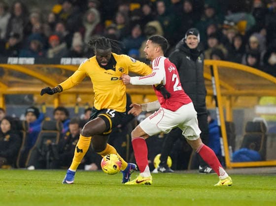 Wolverhampton, England, 18th February 2026. Tolu Arokodare of Wolverhampton Wanderers tussles with William Saliba of Arsenal during the Wolverhampton Wanderers vs Arsenal Premier League match at Molineux, Wolverhampton. Picture credit should read: Andrew Yates Sportimage EDITORIAL USE ONLY. No use with unauthorised audio, video, data, fixture lists, club league logos or live services. Online in-match use limited to 120 images, no video emulation. No use in betting, games or single club league player publications. SPI_031_AY_Wolves_Arsenal SPI-4539-0033