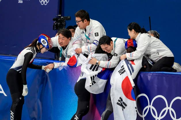 Team Korean celebrates after winning gold during the Women s Short Track Speed skating, Eisschnelllauf 3000m Relay Finals at the Milano Figure skating, Eiskunstlauf Arena in Milan, Italy on Wednesday, February 18, 2026. Italy won silver and Canada won bronze.  OLY20260218114 RICHARDxELLIS