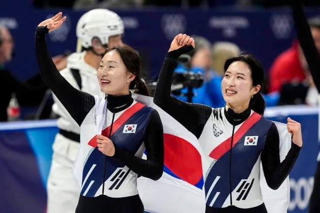 Members of Team Korean celebrate after winning gold during the Women s Short Track Speed skating, Eisschnelllauf 3000m Relay Finals at the Milano Figure skating, Eiskunstlauf Arena in Milan, Italy on Wednesday, February 18, 2026. Italy won silver and Canada won bronze.  OLY20260218117 RICHARDxELLIS