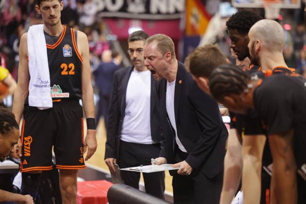 Rastet aus: Trainer Christian Held. Rasta Vechta vs. Telekom Baskets Bonn 21. Speiltag - Saison 2025 26