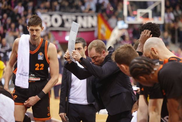 Rastet aus: Trainer Christian Held. Rasta Vechta vs. Telekom Baskets Bonn 21. Speiltag - Saison 2025 26