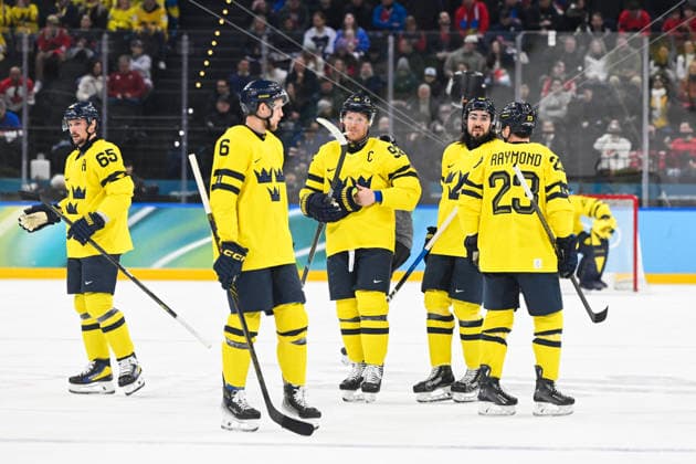MILANO, ITALIEN 20260218 Sveriges Erik Karlsson, Philip Broberg, Gabriel Landeskog, Mika Zibanejad och Lucas Raymond under herrarnas kvartsfinal i ishockey mellan USA och Sverige i Santagiulia Arena under OS i Milano. *** Bilden ingar i SPORTPAKET. För övriga BETALBILD *** MILANO ITALIEN x10070x *** MILANO, ITALY 20260218 Swedens Erik Karlsson, Philip Broberg, Gabriel Landeskog, Mika Zibanejad and Lucas Raymond during the mens ice hockey quarterfinal between the USA and Sweden at the Santagiulia Arena during the Milan Olympics Picture in SPORT PACKAGE For others PAY PICTURE MILANO ITALY x10070x  Copyright: xJessicaxGow TTx OS 2026 ISHOCKEY USA-SVERIGE KVARTSFINAL