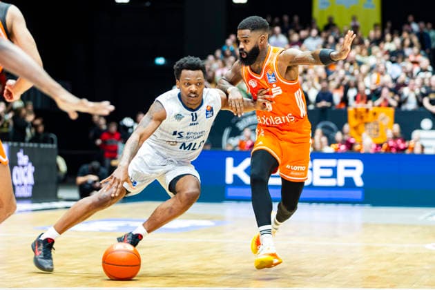 18.02.2026, xomx, Basketball easyCredit BBL Bundesliga, NINERS Chemnitz - MLP Academics Heidelberg v.l. DJ Horne (MLP Academics Heidelberg) und Corey Davis Jr. (Niners Chemnitz) im Zweikampf am Ball. Chemnitz