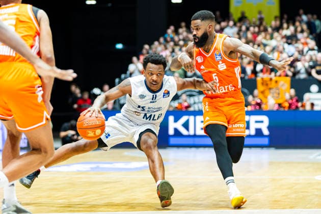 18.02.2026, xomx, Basketball easyCredit BBL Bundesliga, NINERS Chemnitz - MLP Academics Heidelberg v.l. DJ Horne (MLP Academics Heidelberg) und Corey Davis Jr. (Niners Chemnitz) im Zweikampf am Ball. Chemnitz
