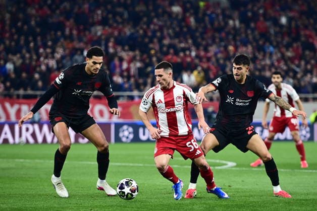 UEFA Champions League - Olympiacos FC vs Bayer 04 Leverkusen - Daniel Podence of Olympiacos FC in action against Jarell Quansah of Bayer 04 Leverkusen during the UEFA Champions League Play-Offs 1st leg soccer match between Olympiacos FC and Bayer 04 Leverkusen in Georgios Karaiskakis Stadium, Piraeus, Greece, on 18 February 2026. IMAGO ONE INCH PRODUCTIONS PIRAEUS GREECE Copyright: xONExINCHxPRODUCTIONSx 6859846