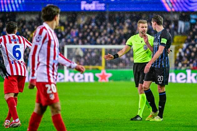 Club Brugge v Atletico de Madrid - UEFA Champions League BRUGGE, BELGIUM - FEBRUARY 18 : Vanaken Hans midfielder of Club Brugge talking to the referee during the UEFA Champions League 2025 26 knockout phase play-off match first leg between Club Brugge and Atletico de Madrid on February 18, 2026 in Brugge, Belgium, 18 02 2026 Brugge Belgium  Copyright: xJanxDexMeuleneirx