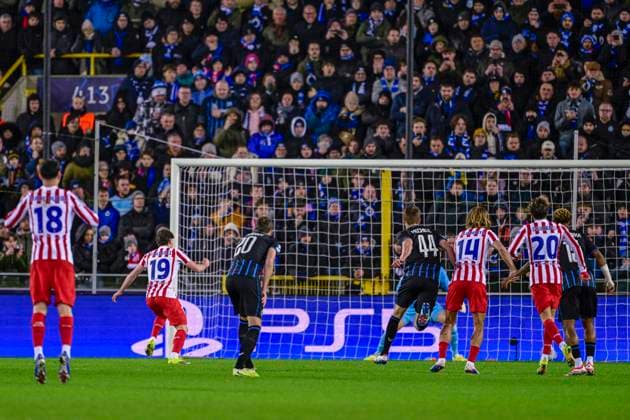Club Brugge v Atletico de Madrid - UEFA Champions League BRUGGE, BELGIUM - FEBRUARY 18 : Alvarez Julian forward of Atletico de Madrid scoring a penalty shot during the UEFA Champions League 2025 26 knockout phase play-off match first leg between Club Brugge and Atletico de Madrid on February 18, 2026 in Brugge, Belgium, 18 02 2026 Brugge Belgium  Copyright: xJanxDexMeuleneirx