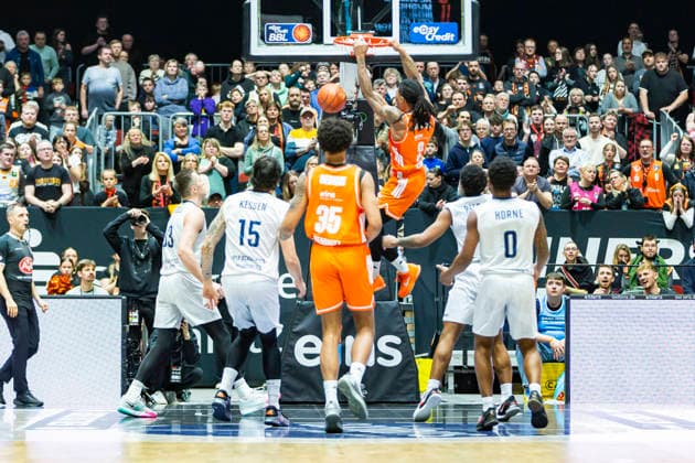 18.02.2026, xomx, Basketball easyCredit BBL Bundesliga, NINERS Chemnitz - MLP Academics Heidelberg v.l. Nike Sibande (Niners Chemnitz) am Ball. Dunking. Chemnitz