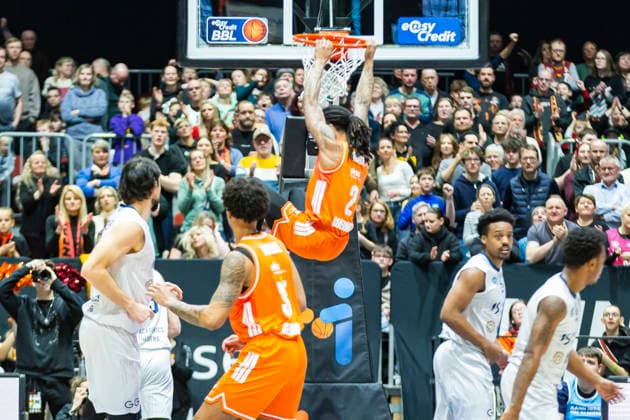 18.02.2026, xomx, Basketball easyCredit BBL Bundesliga, NINERS Chemnitz - MLP Academics Heidelberg v.l. Nike Sibande (Niners Chemnitz) am Ball. Dunking. Chemnitz