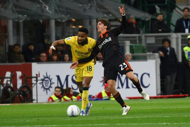 AC Milan V Como - Serie A Christopher Nkunku and Maximo Perrone play during the Serie A match between AC Milan and Como at Giuseppe Meazza stadium in Milano, Italy, on February 18, 2026 Milano Milano Italy  Copyright: xMairoxCinquettix originalFilename:cinquetti-acmilanv260218_npAjL.jpg