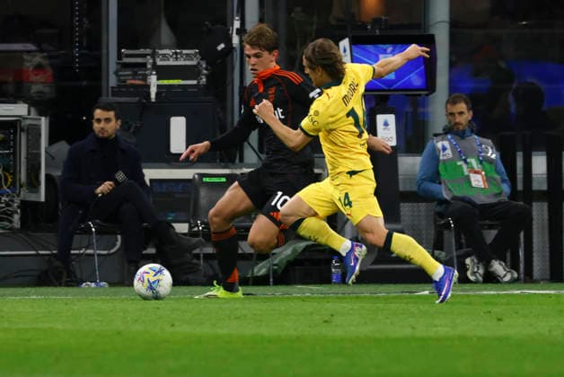 AC Milan V Como - Serie A Nico Paz and Luka Modric play during the Serie A match between AC Milan and Como at Giuseppe Meazza stadium in Milano, Italy, on February 18, 2026. Milano Milano Italy  Copyright: xMairoxCinquettix originalFilename:cinquetti-acmilanv260218_npPgN.jpg