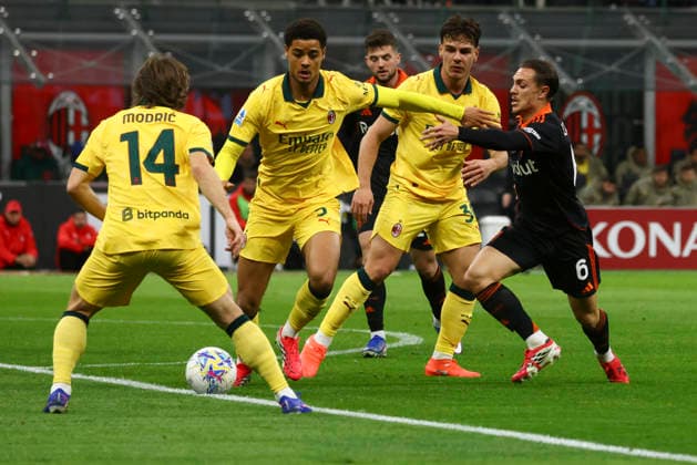 AC Milan V Como - Serie A Maxence Caqueret, Luka Modric, Davide Bartesaghi, and Koni De Winter are in action during the Serie A match between AC Milan and Como at Giuseppe Meazza stadium in Milano, Italy, on February 18, 2026 Milano Milano Italy  Copyright: xMairoxCinquettix originalFilename:cinquetti-acmilanv260218_npSBE.jpg