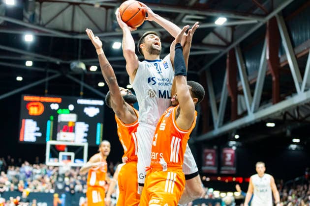 18.02.2026, xomx, Basketball easyCredit BBL Bundesliga, NINERS Chemnitz - MLP Academics Heidelberg v.l. Mateo Å eriÄ‡ (MLP Academics Heidelberg) am Ball. Corey Davis Jr. (Niners Chemnitz) und Eric Washington Chemnitz
