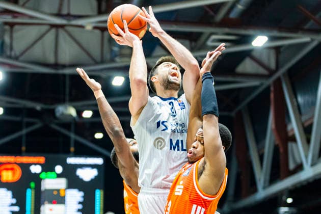 18.02.2026, xomx, Basketball easyCredit BBL Bundesliga, NINERS Chemnitz - MLP Academics Heidelberg v.l. Mateo Å eriÄ‡ (MLP Academics Heidelberg) am Ball. Corey Davis Jr. (Niners Chemnitz) und Eric Washington Chemnitz