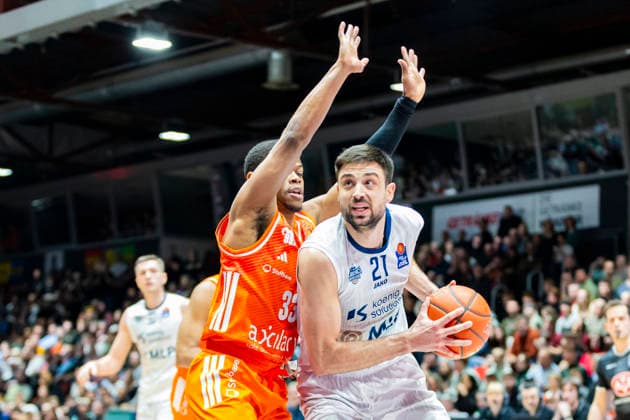 18.02.2026, xomx, Basketball easyCredit BBL Bundesliga, NINERS Chemnitz - MLP Academics Heidelberg v.l. Eric Washington und Mateo Å eriÄ‡ (MLP Academics Heidelberg) im Zweikampf am Ball Chemnitz