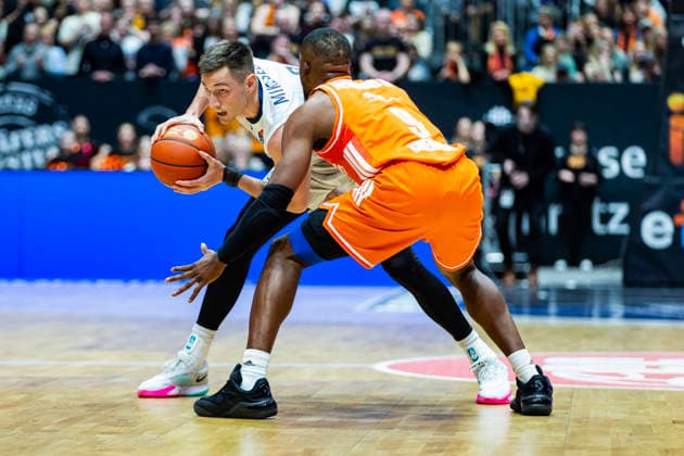 18.02.2026, xomx, Basketball easyCredit BBL Bundesliga, NINERS Chemnitz - MLP Academics Heidelberg v.l. Ryan Mikesell (MLP Academics Heidelberg) am Ball. John Newman III (Niners Chemnitz). Chemnitz