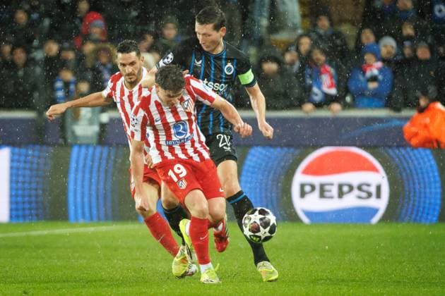 Atletico Madrid s Julian Alvarez and Club s Hans Vanaken fight for the ball during a soccer game between Belgian Club Brugge KV and Spanish Atletico de Madrid, in Brugge on Wednesday 18 February 2026, the first leg of the play-offs for the knockout phase of the UEFA Champions League tournament. KURTxDESPLENTER  x164161533x