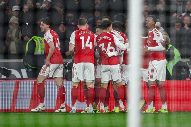 Wolverhampton Wanderers v Arsenal - Premier League Arsenal FC players celebrate the goal by number 7, Bukayo Saka of Arsenal FC, during the Premier League match between Wolverhampton Wanderers and Arsenal at Molineux in Wolverhampton, England, on February 18, 2026. Wolverhampton West Midlands United Kingdom  Copyright: xMIxNewsx originalFilename:fletcher-wolverha260218_np2em.jpg