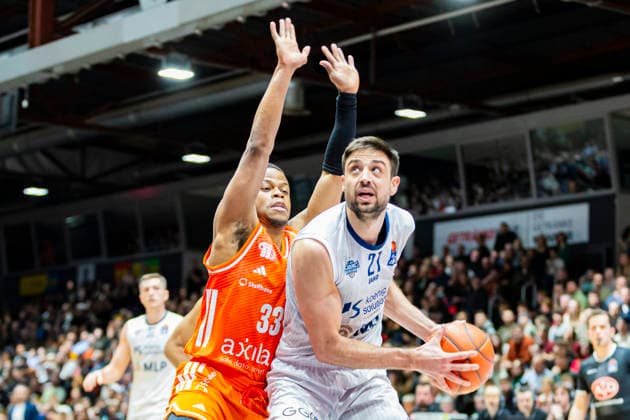 18.02.2026, xomx, Basketball easyCredit BBL Bundesliga, NINERS Chemnitz - MLP Academics Heidelberg v.l. Eric Washington und Mateo Å eriÄ‡ (MLP Academics Heidelberg) im Zweikampf am Ball Chemnitz