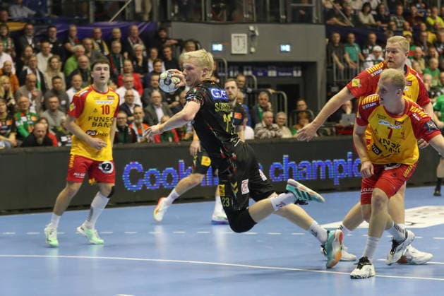 18.02.2026, xgox, Handball, EHF Champions League, SC Magdeburg - GOG Handbold v.l. Magnus Saugstrup (Magdeburg, 23) wirft Tor, Torschuetze, erzielt Tor, Treffer, scores the goal Magdeburg