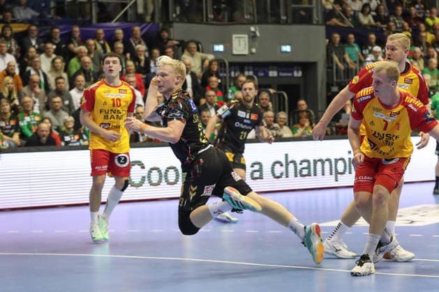 18.02.2026, xgox, Handball, EHF Champions League, SC Magdeburg - GOG Handbold v.l. Magnus Saugstrup (Magdeburg, 23) wirft Tor, Torschuetze, erzielt Tor, Treffer, scores the goal Magdeburg