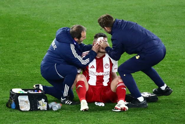 UEFA Champions League - Olympiacos FC vs Bayer 04 Leverkusen - Lorenzo Pirola of Olympiacos FC react injuredduring the UEFA Champions League Play-Offs 1st leg soccer match between Olympiacos FC and Bayer 04 Leverkusen in Georgios Karaiskakis Stadium, Piraeus, Greece, on 18 February 2026. IMAGO ONE INCH PRODUCTIONS PIRAEUS GREECE Copyright: xONExINCHxPRODUCTIONSx 6859921