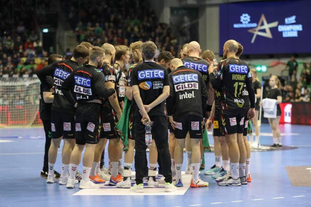 18.02.2026, xgox, Handball, EHF Champions League, SC Magdeburg - GOG Handbold v.l. Auszeit, Mannschaftskreis Magdeburg