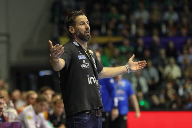 18.02.2026, xgox, Handball, EHF Champions League, SC Magdeburg - GOG Handbold v.l. Bennet Wiegert (Magdeburg, Trainer) gibt Anweisungen, gestikuliert mit den Armen, gesticulate, gives instructions Magdeburg